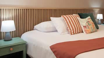 Habitación doble, vista a la ciudad | Caja de seguridad en la habitación y tabla de planchar con plancha