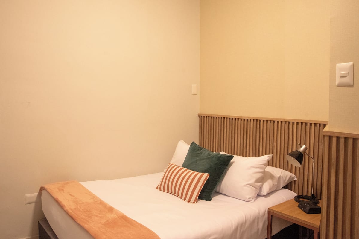 Economy Single Room | In-room safe, iron/ironing board, free WiFi