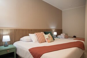 Habitación triple Confort | Ropa de cama hipoalergénica, caja fuerte, decoración individual