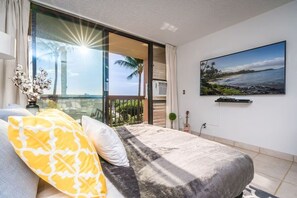 Elite appartement, balkon, uitzicht op zee | Verduisterende gordijnen, een strijkplank/strijkijzer, gratis wifi