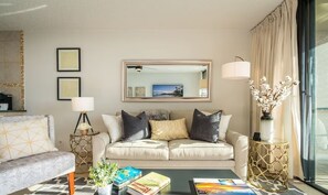 Elite appartement, balkon, uitzicht op zee | Woonruimte | Een 65-inch smart-tv met satellietzenders, Netflix en streamingdiensten