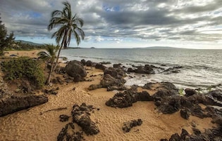 In Strandnähe, weißer Sandstrand, Sonnenschirme, Strandtücher