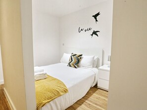 Tabla de planchar con plancha, wifi gratis y ropa de cama