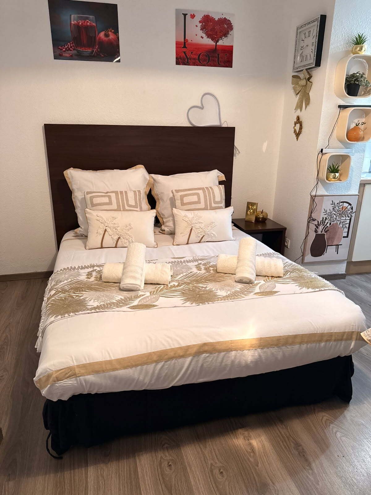 Iron/ironing board, WiFi, bed sheets