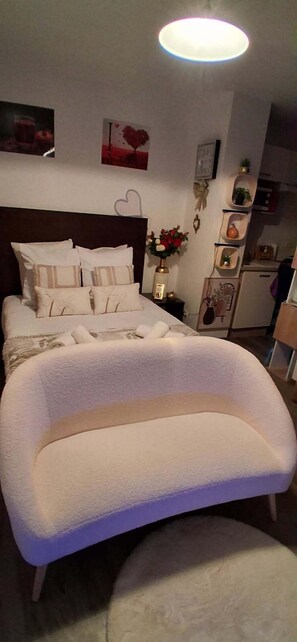 Iron/ironing board, WiFi, bed sheets