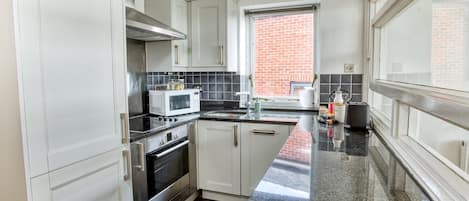Kühlschrank, Mikrowelle, Ofen, Toaster