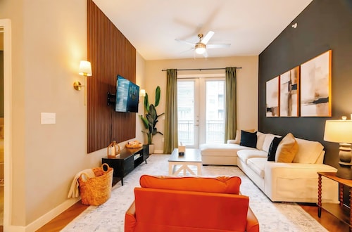 Stay in Luxury Just Steps Away From Fine Dining & Shopping, FREE Parking