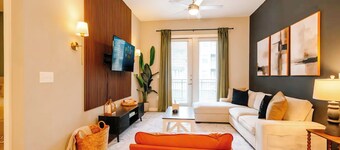 Stay in Luxury Just Steps Away From Fine Dining & Shopping, FREE Parking