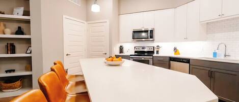 Micro-ondes, four, plaque de cuisson, lave-vaisselle