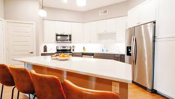 Micro-ondes, four, plaque de cuisson, lave-vaisselle