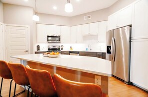 Microwave, oven, stovetop, dishwasher - Stay in Luxury Just Steps Away From Fine Dining & Shopping, FREE Parking (San Antonio)