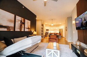 TV - Stay in Luxury Just Steps Away From Fine Dining & Shopping, FREE Parking (San Antonio)