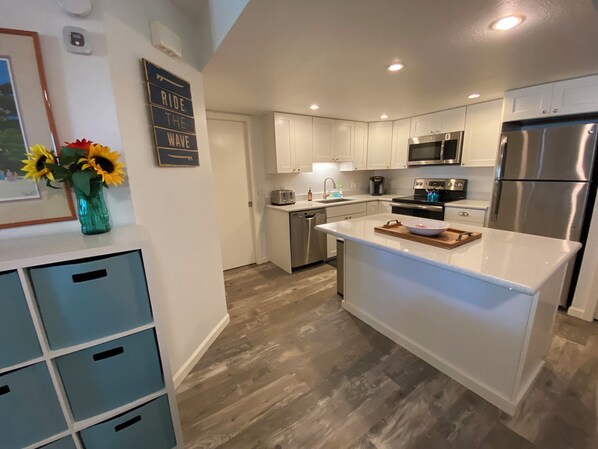 Mikrobølgeovn, ovn, kokeplater og oppvaskmaskin