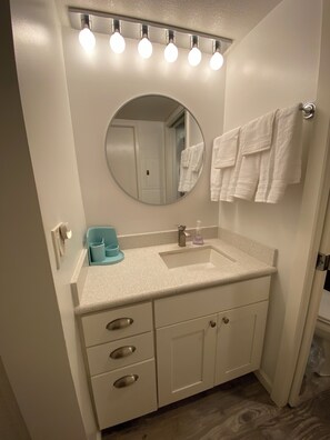 Dusj, hårføner, håndklær og såpe