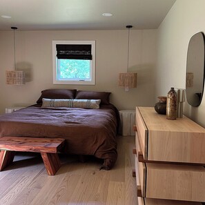 3 bedrooms, iron/ironing board, internet, bed sheets