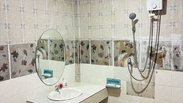 Classic Apartment, City View | Bathroom | Shower, free toiletries, hair dryer, towels