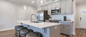 CC5-Awesome 3 Bedroom Townhome Perfect for Game Day!
