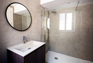 Shower, hair dryer, towels - Clean and Convenient Apart, Central Location (Msida)
