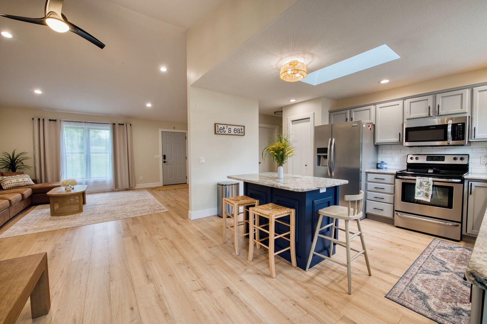 Refrigerador, microondas, horno, placa de cocina