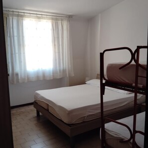 1 soverom, strykejern/-brett, wi-fi (inkludert) og sengetøy