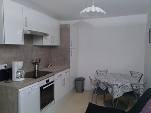 Kjøleskap, mikrobølgeovn, ovn og oppvaskmaskin