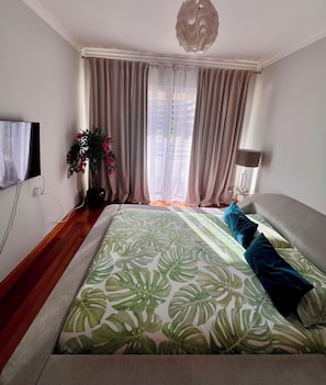 2 habitaciones, tabla de planchar con plancha, internet y ropa de cama
