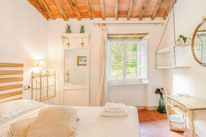 5 bedrooms, iron/ironing board, WiFi, bed sheets