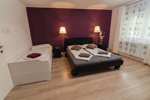 Familienapartment, Gartenblick | Zimmersafe, kostenloses WLAN