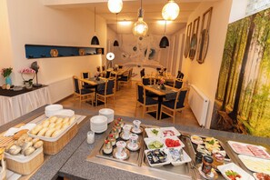 Tägliches Frühstücksbuffet (13.50 EUR pro Person)