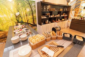 Se ofrece un desayuno bufé todos los días (por un coste adicional)