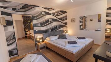 Apartment, 2 Bedrooms, Garden View | In-room safe, free WiFi