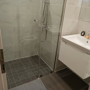 Serviettes fournies, savon, papier toilette