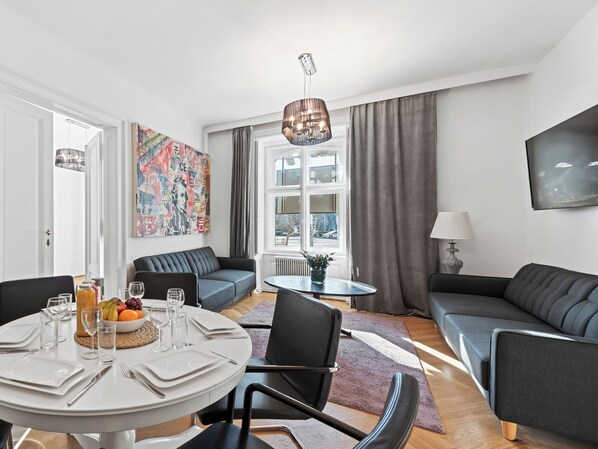 Deluxe Apartment, 3 Bedrooms, Non Smoking, Air conditioning | Living area