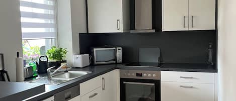 Geladeira, micro-ondas, fogão, cooktop