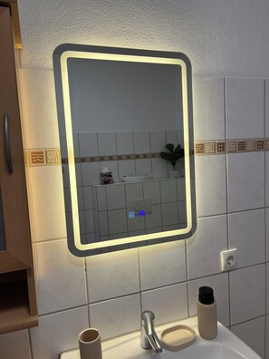 Doccia, asciugacapelli, asciugamani, sapone