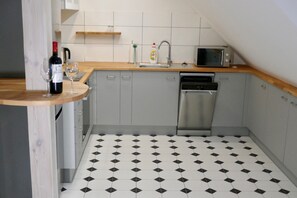 Fridge, microwave, stovetop, dishwasher