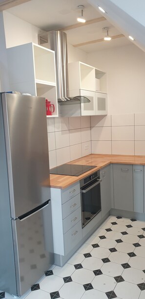 Fridge, microwave, stovetop, dishwasher