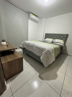 1 slaapkamer, een strijkplank/strijkijzer, wifi, beddengoed