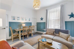 Smart TV, books - Horatio - North East Escapes (Roker)