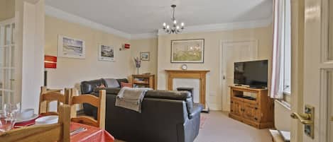 TV connectée, lecteur de DVD, livres