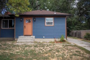 Exterior - Cozy & Updated Cottage for 4 (Billings)