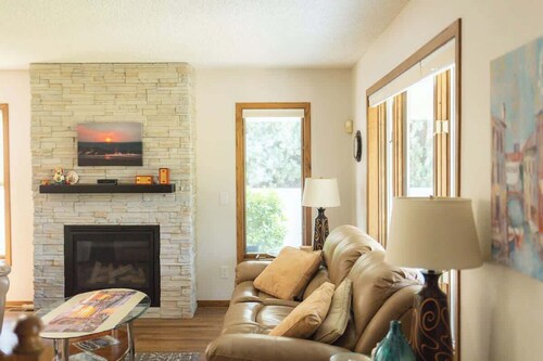 Modern 4-BR House for 8 Near Zoo MT