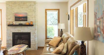 Modern 4-BR House for 8 Near Zoo MT