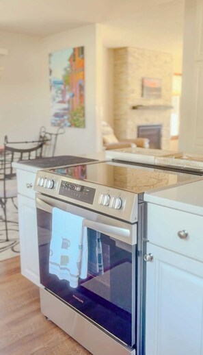 Fridge, microwave, oven, stovetop - Modern 4-BR House for 8 Near Zoo MT (Billings)