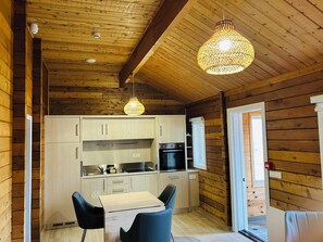 Stort kylskåp, mikrovågsugn, ugn och spishäll