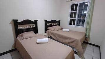 3 habitaciones, tabla de planchar con plancha, wifi y ropa de cama