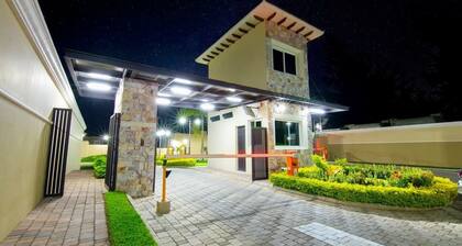 "Casa de las Flores · Family-Friendly House · Full A/C + Garden"