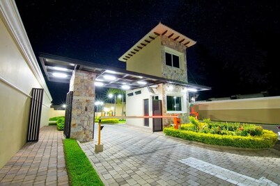 "Casa de las Flores · Family-Friendly House · Full A/C + Garden"