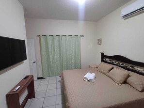 3 slaapkamers, een strijkplank/strijkijzer, wifi, beddengoed