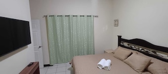 "Casa de las Flores · Family-Friendly House · Full A/C + Garden"